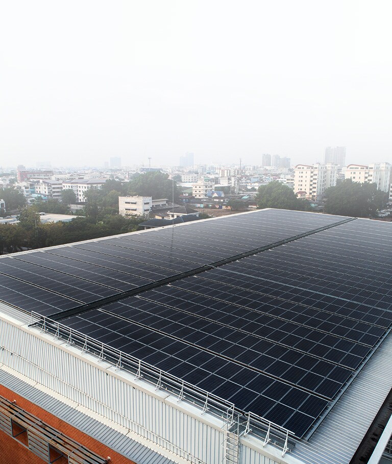 Image of LG Mono X® Plus installed on the roof of a commercial facility