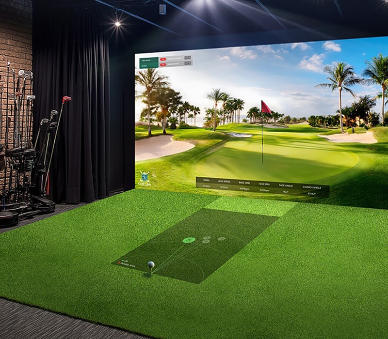 A golf simulator with high brightness; the projected screen is bright, vivid, and clear, enhancing the immersive experience.	