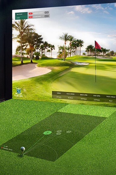 A golf simulator with high brightness; the projected screen is bright, vivid, and clear, enhancing the immersive experience.	