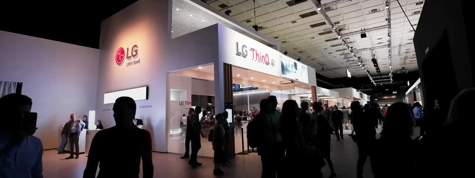 There are many people at the LG Electronics booth.