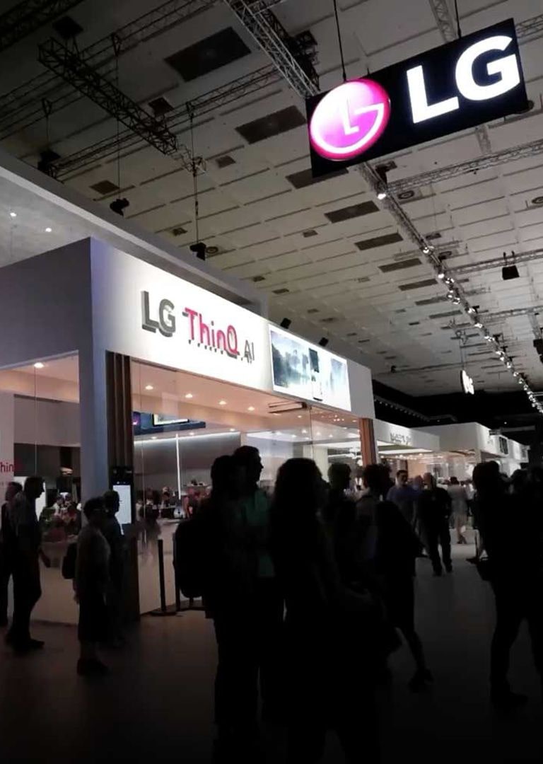 There are many people at the LG Electronics booth.