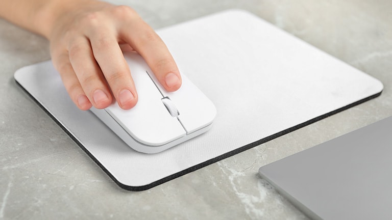 The lightweight gram mouse with a stable grip provides a comfortable operation experience.