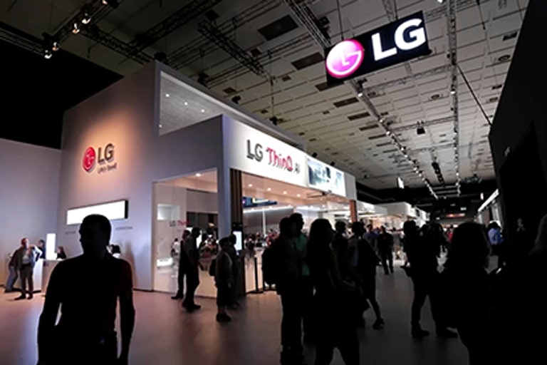 There are many people at the LG Electronics booth.