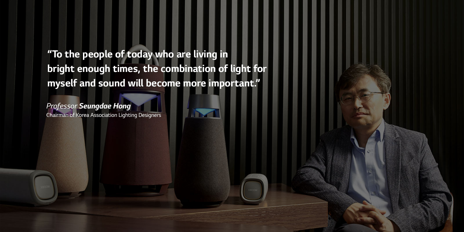 Una imagen del profesor Seungdae Hong, presidente de la Asociación de Diseñadores de Iluminación de Corea, con la familia XBOOM sobre la mesa