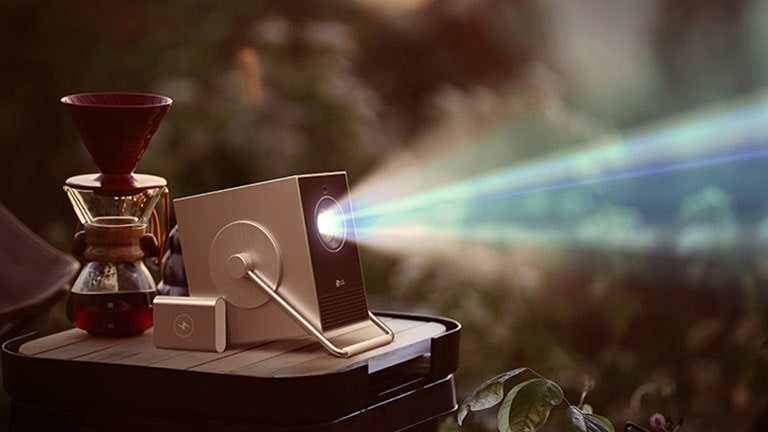 The image of the projector operating while connected to an external battery.	