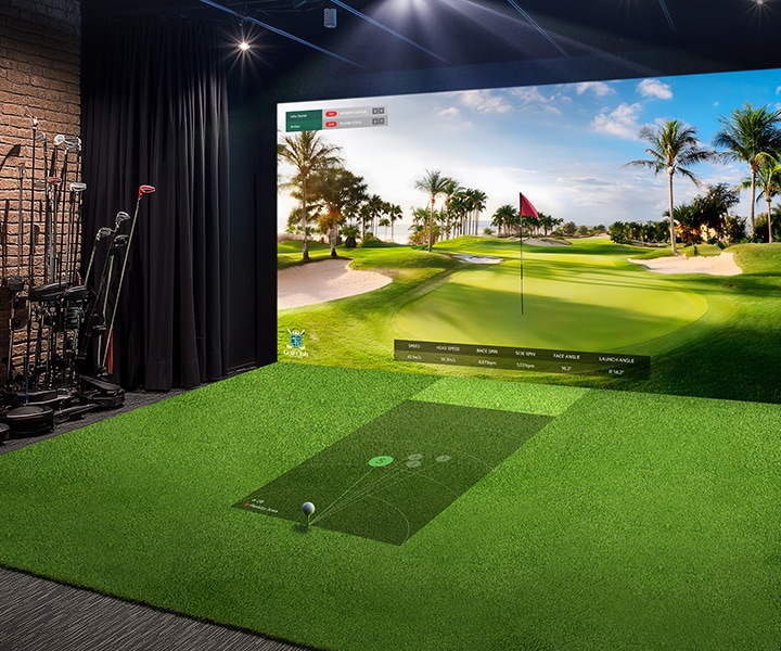 A golf simulator with high brightness; the projected screen is bright, vivid, and clear, enhancing the immersive experience.	