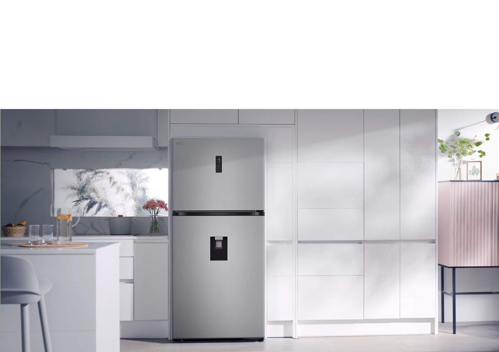 LG refrigerator with Smart Fresh Air technology that optimizes cooling based on usage patterns to improve energy efficiency.