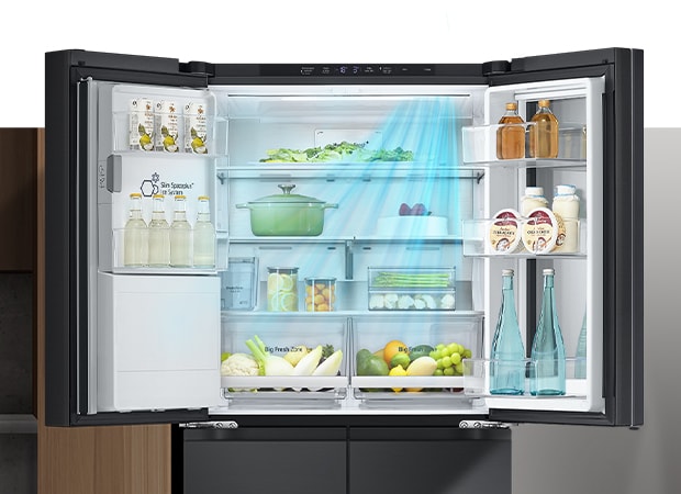 Inside the refrigerator filled with ingredients, blue arrows, which mean cold, are displayed below, on both sides, and on the whole.