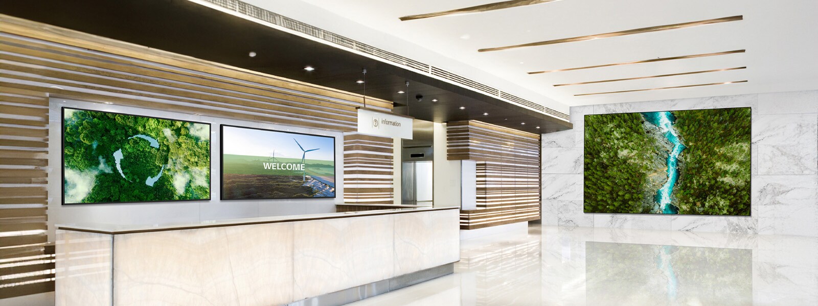 The various displays installed in the company lobby vividly showcase images.