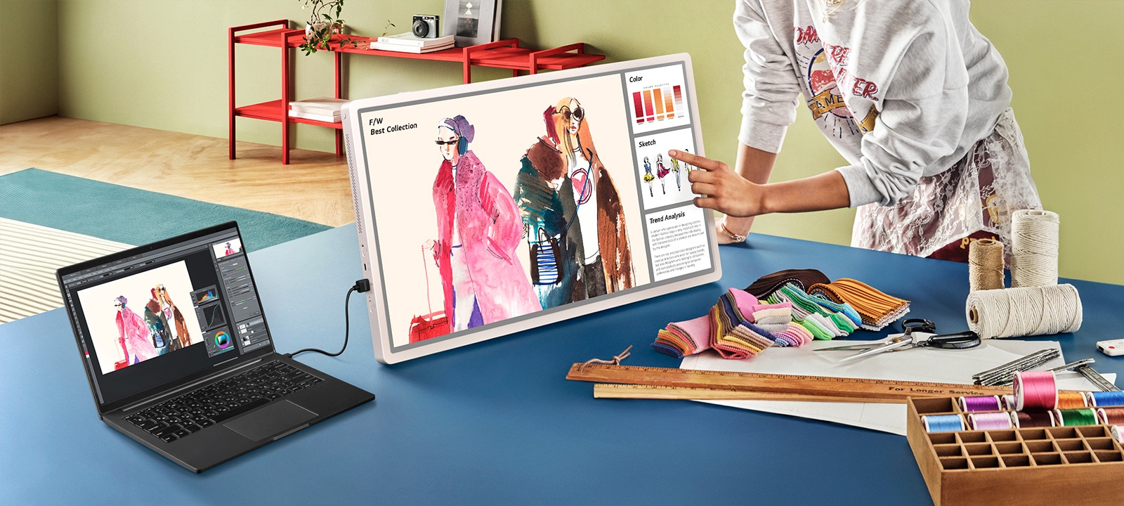 StanbyME 2 connected to another device displaying meeting materials.