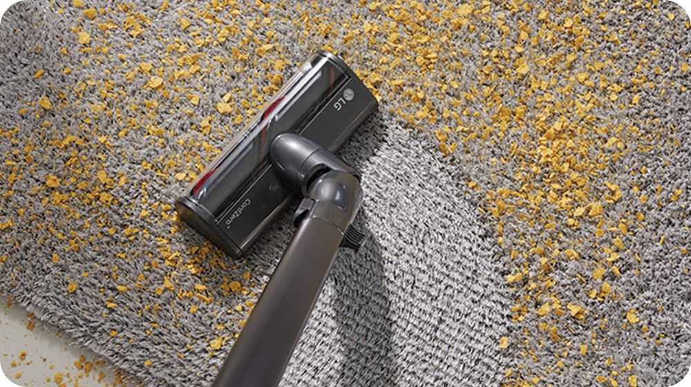 The Universal Power Nozzle is used to show that even the dust on the carpet can be absorbed neatly.