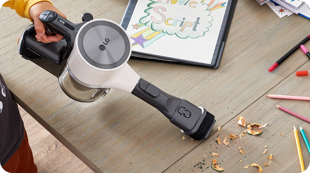 The 2-in-1 Combination Tool is used to show the absorption of stretched dust.