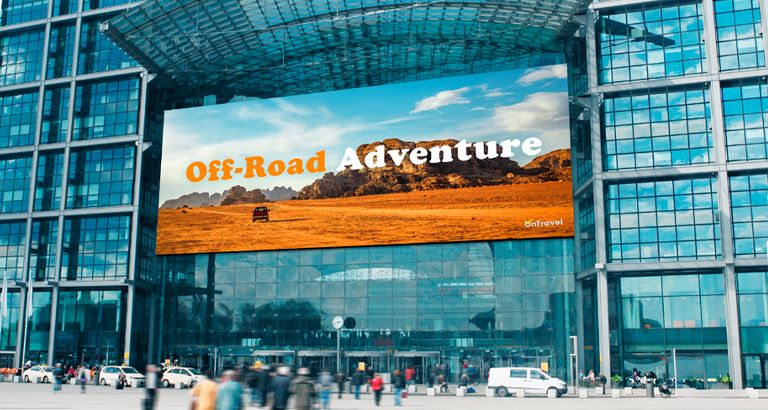 يتم تثبيت شاشة GSPA كبيرة على الجدار الخارجي لمدخل المبنى.