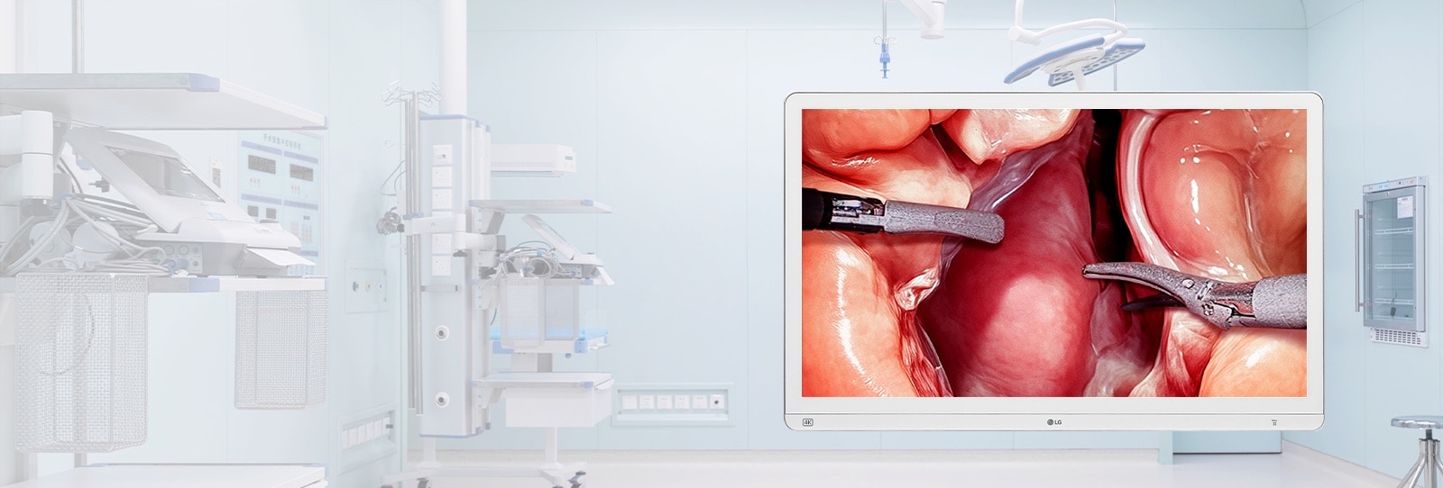 شاشة جراحية 4K مقاس 32 بوصة تعرض صورة جراحية عالية الدقة، موضوعة في بيئة غرفة عمليات حديثة.