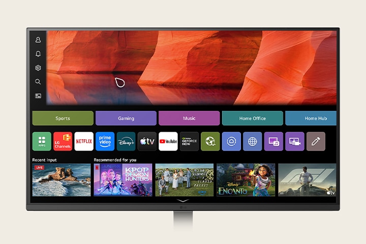 شاشة LG Smart Monitor تعرض صفحة webOS الرئيسية مع تطبيق LG Channels بين خدمات البث، وتعرض توصيات المحتوى، والرياضة، والألعاب، والموسيقى، وفئات المحور الرئيسي للمنزل، مما يسلط الضوء على التنقل بأسلوب التلفزيون الذكي وتجربة البث المدمجة