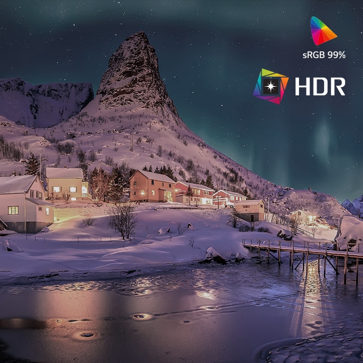 مقارنة شاشة مقسّمة تعرض SDR مقابل HDR10 Pro مع نطاق ألوان sRGB 99%، مما يسلط الضوء على التظليلات الأكثر سطوعًا والظلال الأكثر عمقًا وتفاصيل الألوان الأكثر حيوية في مشهد ليلي ثلجي للقرية.