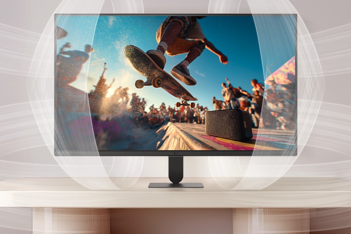 شاشة LG Smart Monitor تعرض تقنية AI Sound Pro من خلال مشهد حفل موسيقي سينمائي على الشاشة، مما يسلط الضوء على تحسين الصوت الغامر، ووضوح الحوار، والأداء الصوتي المتوازن لتجربة ترفيه منزلية محسّنة