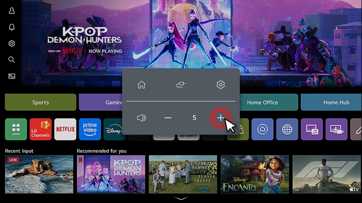 شاشة LG Smart Monitor تعرض تراكب قائمة التحكم السريع على الشاشة الرئيسية لنظام webOS، مما يسلط الضوء على سهولة الوصول إلى الإعدادات والاختصارات وعناصر التحكم في النظام من خلال إجراءات بسيطة للحصول على تجربة مستخدم أسرع وأكثر ملاءمة