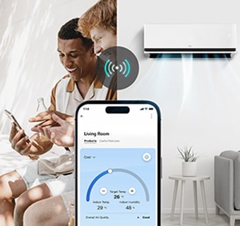 يقوم الرجال بتبريد منازلهم مسبقًا عن طريق تشغيل مكيف الهواء باستخدام تقنية ThinQ™ بعد الخروج.