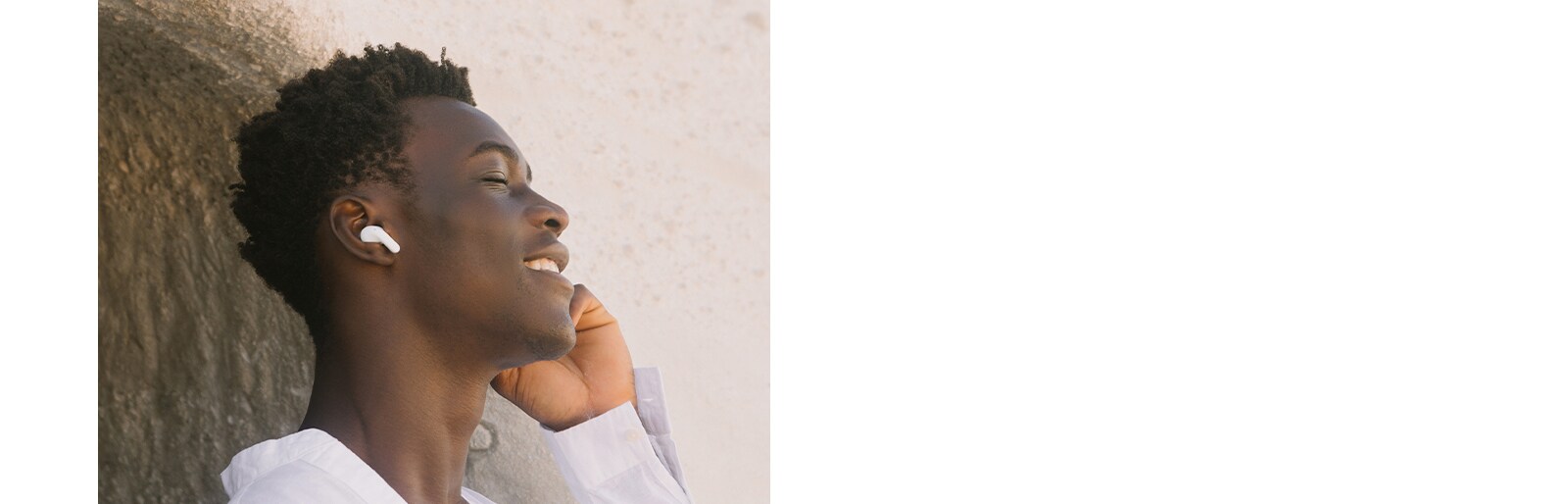 رجل يرتدي سماعات الأذن T90 ويستمع إلى الموسيقى وهو مغمض العينين.