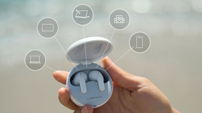 صورة لسماعات LG TONE Free بيد شخص، توضّح اتصال الجهاز بأجهزة مختلفة.