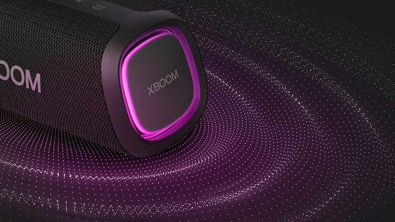 صورة عن قرب للجانب الأيمن مع تشغيل الإضاءة باللون الوردي. هناك رسومات للصوت تحت مكبّر الصوت.