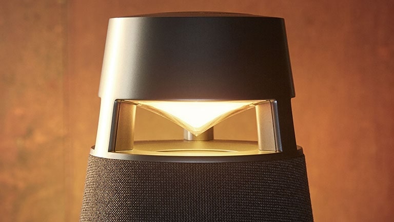 صورة مقربة لمكبّر الصوت XBOOM 360 XO3 تُظهر زجاجًا على شكل قطرة ماء.