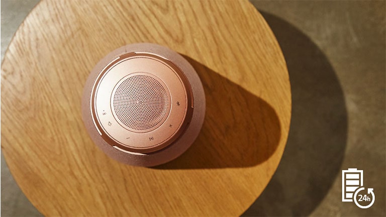 صورة منظر علوي لمكبّر الصوت XBOOM 360 XO3 تشرح وقت التشغيل الفائق الذي يصل حتى 24 ساعة.