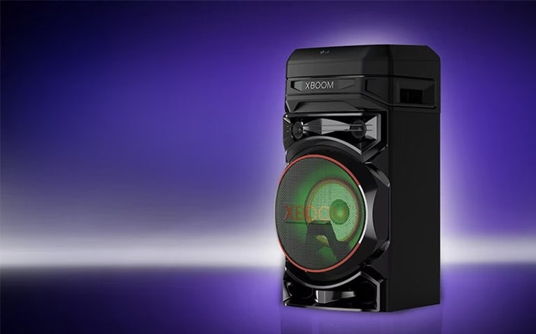 صورة بزاوية منخفضة للجانب الأيمن من مكبر الصوت LG XBOOM على خلفية أرجوانية. إضاءة XBOOM حمراء.