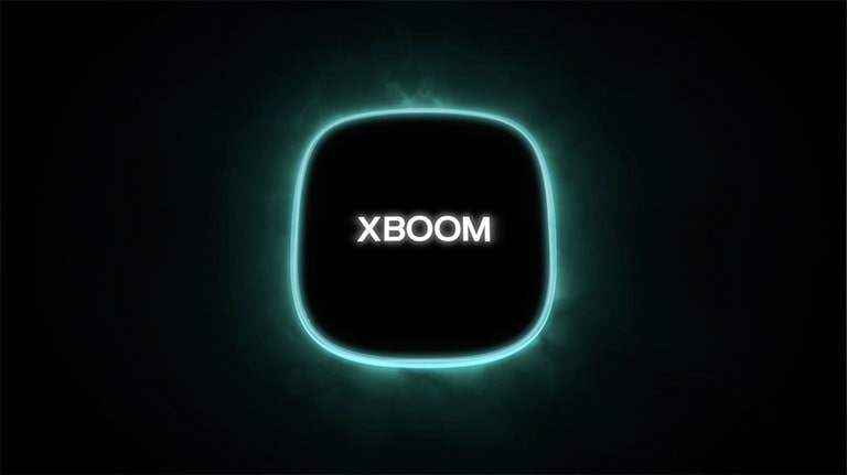 تم وضع LG XBOOM Go XG7 على طاولة معدنية مع تشغيل الإضاءة البرتقالية. وخلف الطاولة، هناك أشخاص يستمتعون بالموسيقى.