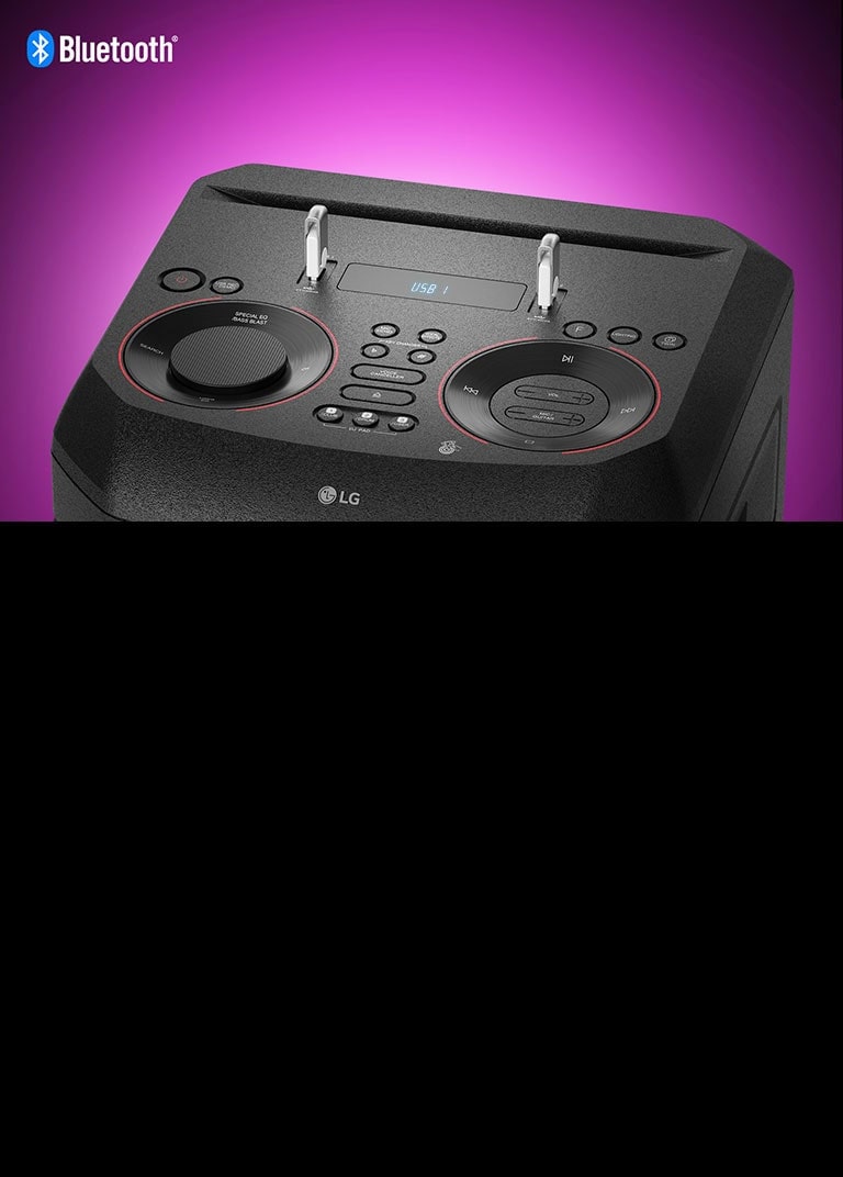 صورة مقربة لعناصر التحكم أعلى جهاز LG XBOOM، مع توصيل جهازي USB. يظهر شعار Bluetooth في الزاوية العلوية اليسرى.