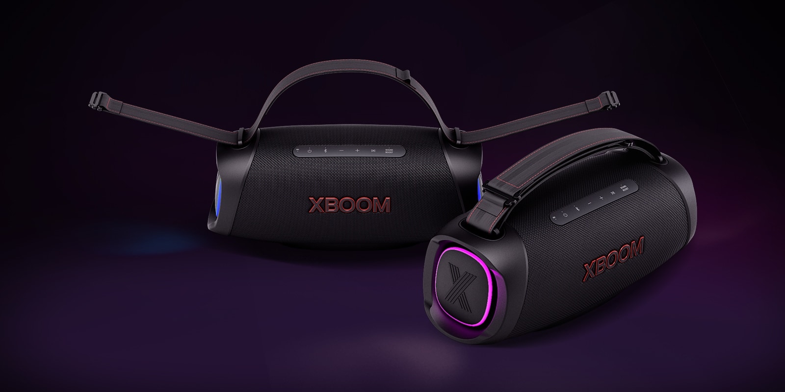 يظهر جهاز LG XBOOM Go XG8T موضوعًا في مساحة شاسعة. تُظهر أحداهما حزام الكتف، والآخرى تُظهر حزامًا محمولاً باليد.