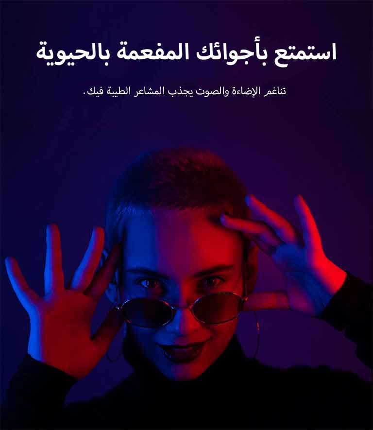 امرأة تتخذ وضعية في إضاءة زاهية.