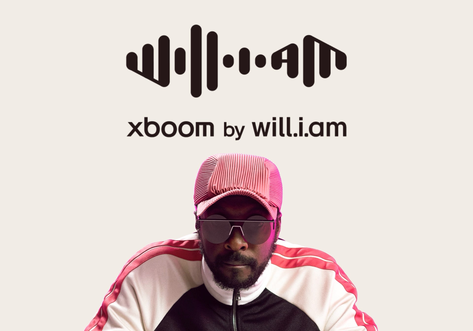 صورة لـ will.i.am مع تشغيل شعار xboom by will.i.am في الأعلى