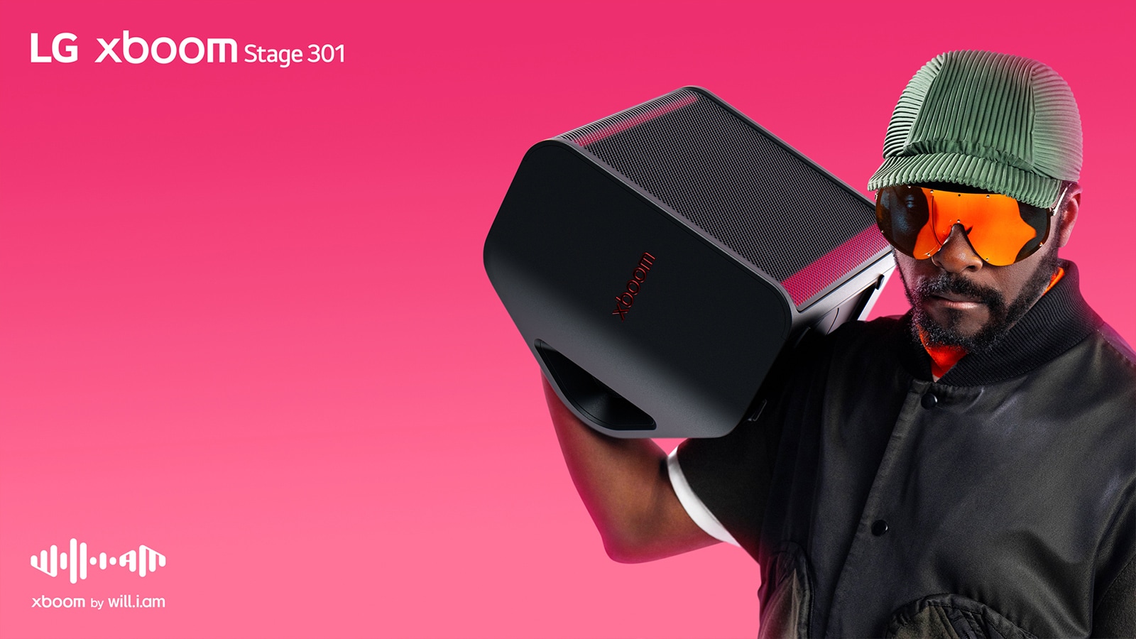 يظهر will.i.am مرتديًا زيًا أسود ونظارات شمسية، وهو يحمل جهاز xboom Stage 301 على كتفه.