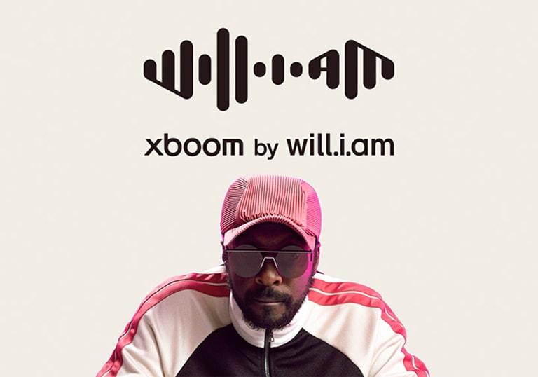 صورة لـ will.i.am مع تشغيل شعار xboom by will.i.am في الأعلى