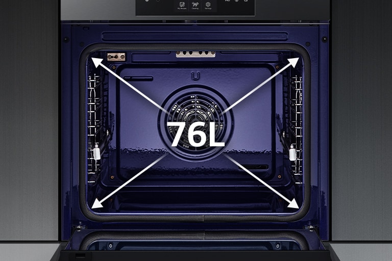 صورة توضح سعة الفرن الداخلية الواسعة.