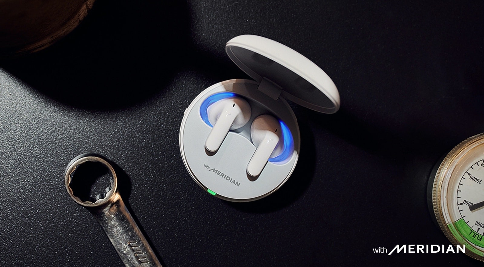 منظر علوي لسماعات الأذن T90 داخل الحامل، وهي موضوعة على سطح الطاولة.