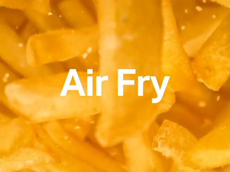 تعرض الصورة البطاطس الذهبية عن قرب، مع نص عريض: "القلي الهوائي" في المنتصف - مما يشير إلى وظيفة القلي الهوائي.