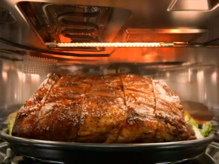 صورة لشواية إضاءة بالفحم تعرض الحرارة الشديدة وأداء الطهي مثل شواية الفحم الأصلية.