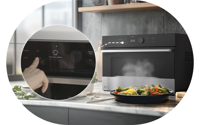 يختار شخص وضع الطهي على لوحة التحكم بينما يرتفع البخار من الخضروات المطهوة على البخار أمام SolarDOM™.