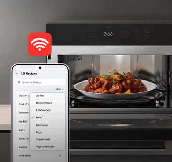 تعرض هذه الصورة الطعام داخل الجهاز، مع ظهور أيقونة Wi-Fi أعلى شاشة واجهة المستخدم. للإشارة إلى اتصال LG ThinQ.