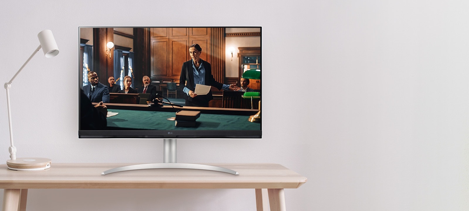 الشاشة التي تأتي بدقة 4K UHD‏ (3840x2160) بحجم 32 بوصة تُقدِم صورة واضحة وألوان دقيقة مع تدرج لوني DCI-P3 بنسبة تغطية 90% (نموذجي).