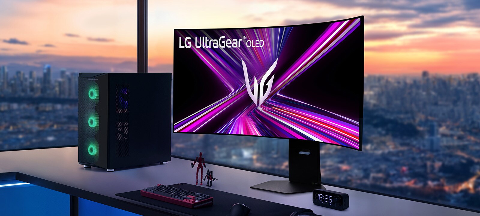 شاشة LG UltraGear OLED على مكتب ألعاب مع إعداد جهاز كمبيوتر شخصي، مع إطلالة على منظر المدينة عند غروب الشمس.