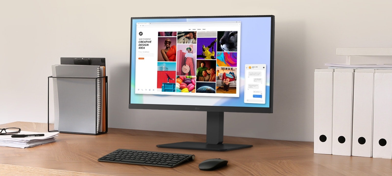 مساحة عمل على مكتب مع شاشة وحامل مستندات.	