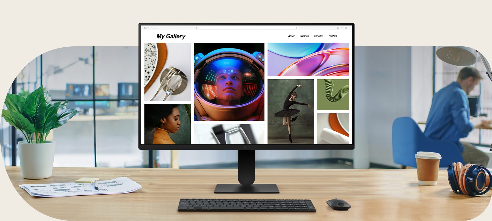 شاشة Full HD IPS مقاس 23.8 بوصة تُعرض على مكتب عصري، وتُظهر معرض صور ملونًا ينبض بالحيوية. تُبرز اللقطة التصميم النحيف للشاشة، ودقة الألوان الزاهية بمعيار sRGB 99% (نموذجي)، وجودة الوضوح العالي Full HD. لوحة مفاتيح وماوس وكوب قهوة وسماعات رأس تكمل مساحة العمل النظيفة.	