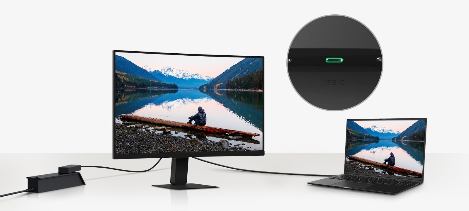 صورة لجهاز كمبيوتر محمول وشاشة متصلة بكابل USB-C واحد.