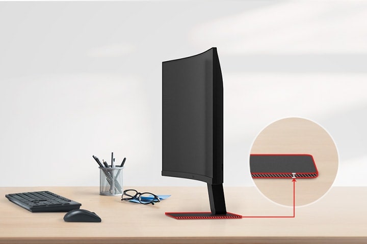 توجد شاشة بدقة FHD مع حامل نحيف للغاية على المكتب، مع حامل قلم رصاص، ونظارات، ولوحة مفاتيح، وماوس بجوارها.