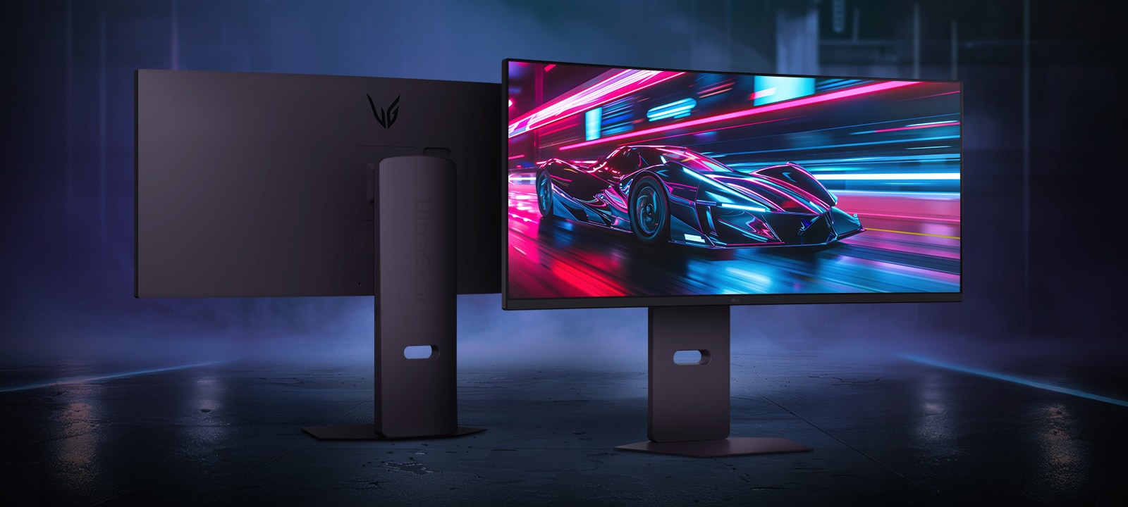 صورة لمنتجات Ultra Gear موضوعة على خلفية كحلية داكنة، حيث يظهر المنتج الأيسر من الخلف والمنتج الأيمن من الأمام 