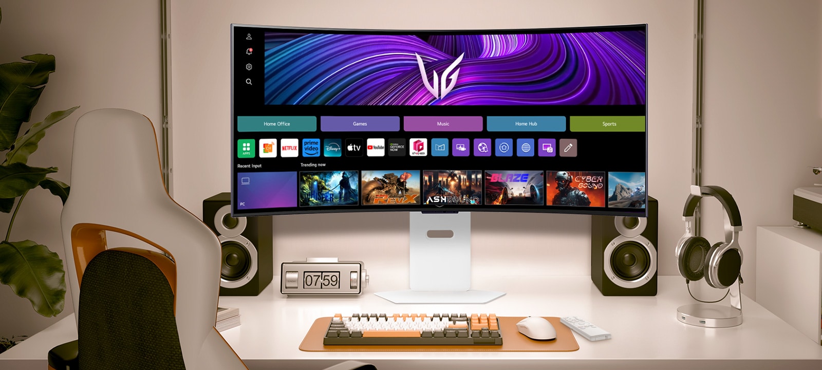 يعرض الفيديو شاشة أمامية على مكتب، بالتناوب بين صور webOS والصور المرئية للعب.	